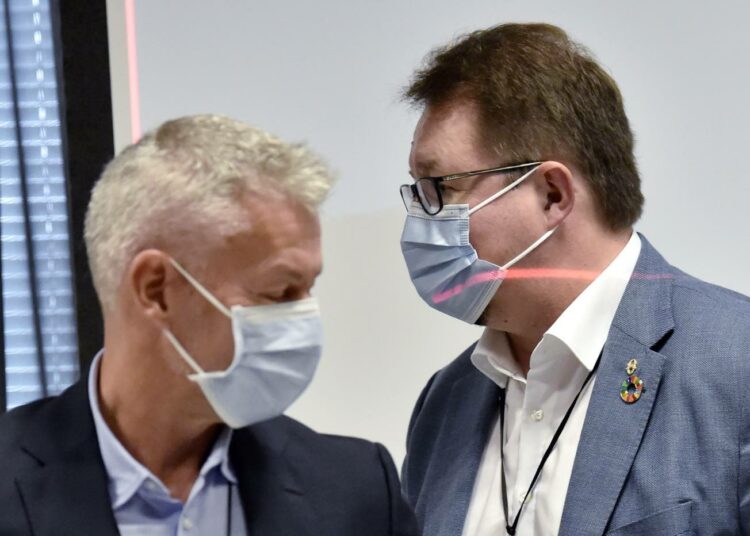 THL:n ylilääkäri Taneli Puumalainen (vas.) ja johtaja Mika Salminen Terveyden ja hyvinvoinnin laitoksen (THL) koronavirustilannetta koskevassa tiedotustilaisuudessa.