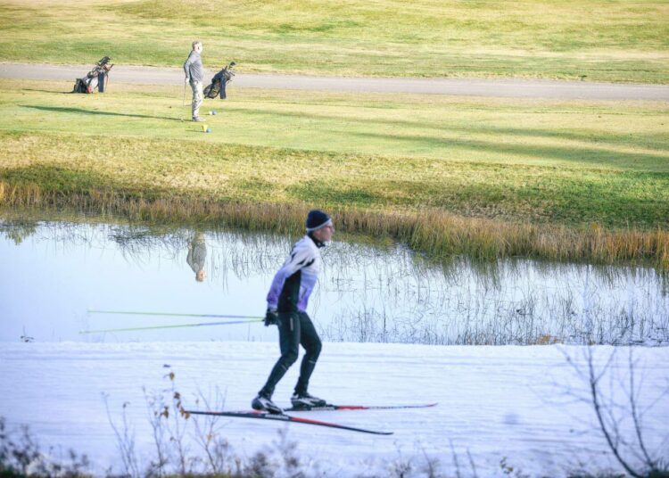 Nuoret painottavat, että varoitukset ilmastokriisistä on otettava vakavissaan. Lokakuussa Levin hiihtokeskuksessa golfattiin samalla kun hiihtokausi alkoi säilölumen avulla.