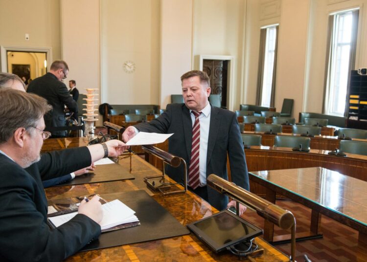 Vasemmistoliiton Markus Mustajärvi teki kirjallisen kysymyksen hallitukselle. Kuvassa hän tarkistuttaa valtakirjaansa eduskuntavaalien jälkeen vuonna 2019.