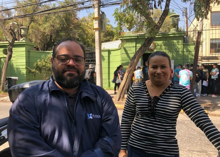 Erika Vargas ja José González tulivat Venezuelasta Chileen laillista reittiä, eikä heidän tarvitse enää muuta kuin saada lapsilleen kansalaisuus. He sanovat kärsineensä vain ajoittaisista väärinkäsityksistä, sillä heidän käyttämänsä sanat ja sanonnat joskus eroavat chileläisistä.