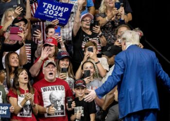 Entinen presidentti Donald Trump kannattajiensa edessä Rapid Cityssä syyskuussa.