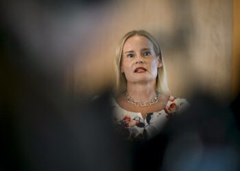 Vasemmistoliitosta arvellaan, että Riikka Purran talousarvioesityksen tarkoitus on pelastaa perussuomalaisten kannatus.