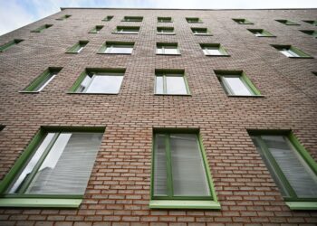 Julkisista investoinneista SOSTE mainitsee asuntorakentamisen. Nyt julkisesti tuettua rakentamista ollaan kuitenkin vähentämässä rajusti.