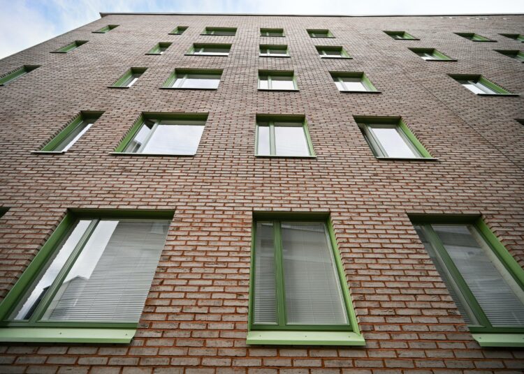 Julkisista investoinneista SOSTE mainitsee asuntorakentamisen. Nyt julkisesti tuettua rakentamista ollaan kuitenkin vähentämässä rajusti.