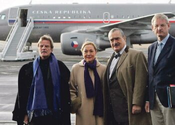 EU:n Lähi-idän retkikunta Prahan lentokentällä sunnuntaina: Bernard Kouchner, Benita Ferrero-Waldner, Karel Schwarzenberg ja Carl Bildt.