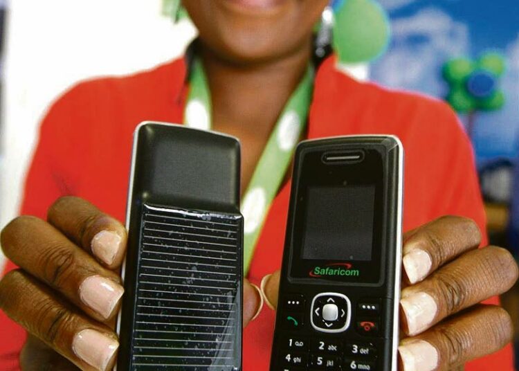 Kenialaisen puhelinoperaattorin Safaricomin myyntiedustaja esitteli uutta aurinkopaneelilaturilla toimivaa matkapuhelinta Nairobissa syyskuussa.