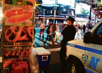 New Yorkin kohuttu autopommi oli harrastelijamainen viritelmä ja tuomittu epäonnistumaan. Poliisi tarkkaili ohikulkijoita Times Squarella maanantaina.