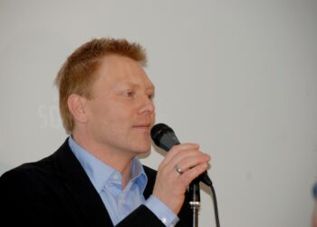 Jón Gnarr puhui kannattajilleen puolueensa vaalivalvojaisissa 29.5.