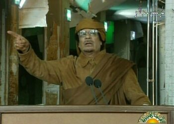 Libyan johtaja Muammar Gaddafi pitämässä tv-puhettaan tiistaina.