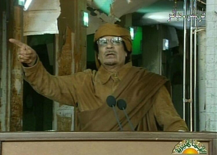 Libyan johtaja Muammar Gaddafi pitämässä tv-puhettaan tiistaina.