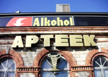 Viina ja makeiset ovat edelleen yleisimpiä tuomisia Virosta.