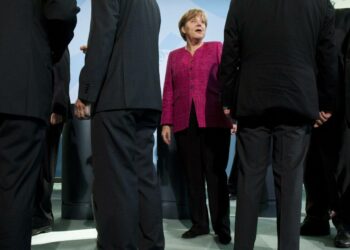Liittokansleri Angela Merkel kiitti maanantaina Berliinissä energiahuollon eettistä komiteaa, joka valmisteli hallituksen ydinvoimapäätöksen.