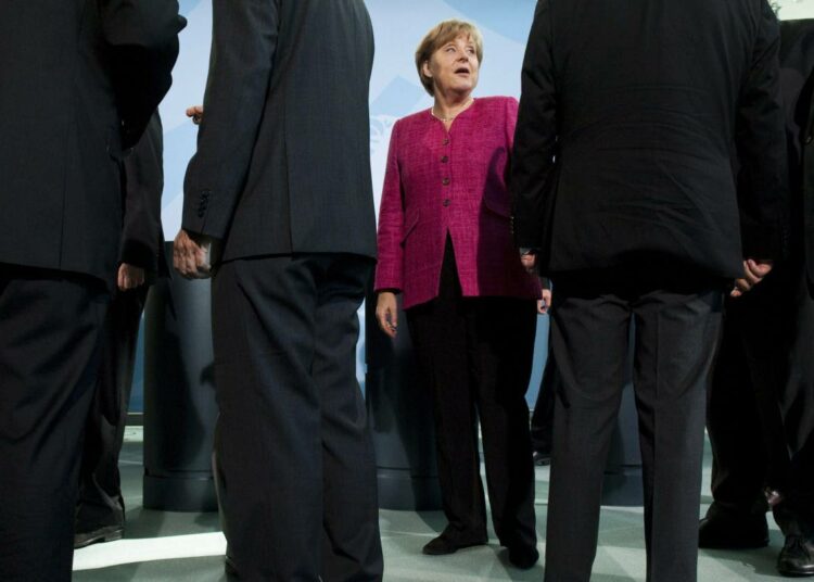 Liittokansleri Angela Merkel kiitti maanantaina Berliinissä energiahuollon eettistä komiteaa, joka valmisteli hallituksen ydinvoimapäätöksen.
