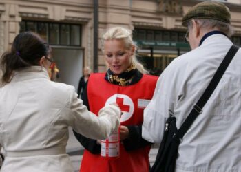 Operaatio Nälkäpäivä 2011. Sara Ramsay keräsi lahjoituksia Helsingin keskustassa.