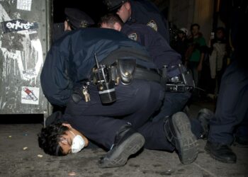 Poliisi pidättämässä yhtä leiriläistä Zuccottin puistossa New Yorkissa.