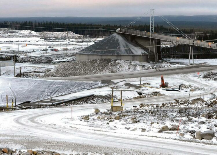Kirjoittajan mukaan Lapin kaivosten tuotot valuvat suurimmaksi osaksi ulkomaille. Kuvassa Talvivaaran kaivos Sotkamossa.