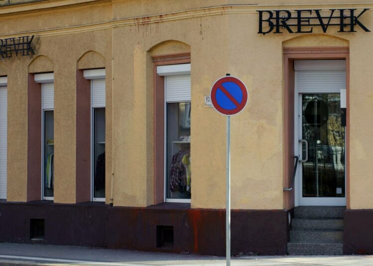 Uusnatsien suosimaa Thor Steinar -vaatemerkkiä myyvä liike otti itäisen Saksan Chemnitzissä nimekseen Brevik maaliskuun alussa. Anders Behring Breivikistä ilmeisen tarkoituksellisesti muistuttava nimi herätti kuitenkin niin paljon paheksuntaa, että liike luopui siitä.