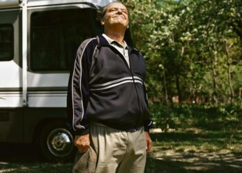About Schmidt on elokuva vaimonsa menettäneestä miekkosesta, joka luotsates-saan tyttärensä elämää huomaa hukanneensa omansa. Pääosassa Jack Nicholson.