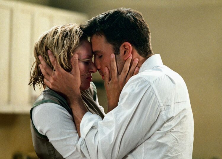 Tieteistoimintajännärin pääosia tähdittävät Ben Affleck ja Uma Thurman.