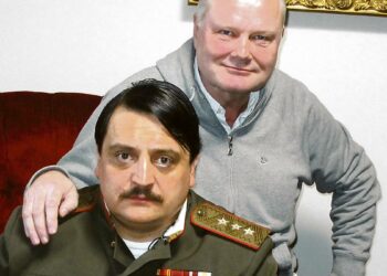 Arvo Tuomisen (oik.) draamadokumentissa seurataan Andrei Zhdanovin johtaman Valvontakomission toimintaa ja etsitään jäljellä olevia sotakorvaustuotteita.