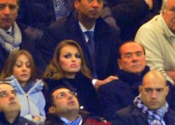 Silvio Berlusconi kuvattiin joulukuun alussa uuden tyttöystävänä Francesca Pascalen seurassa Berlusconin omistaman AC Milan -jalkapallojoukkueen ottelussa.