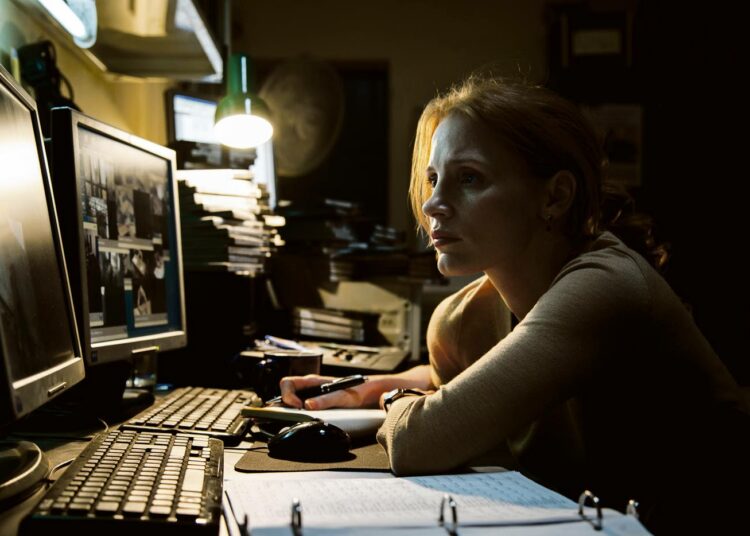 CIA-virkailija Maya (Jessica Chastain) työnsä ääressä tosipohjaisessa poliittisessa jännitys- ja toimintadraamassa Zero Dark Thirty.