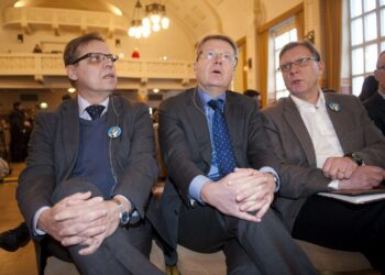 SAK:n puheenjohtaja Lauri Lyly (vas.), EK:n toimitusjohtaja Jyri Häkämies ja SAK:n hallituksen varapuheenjohtaja Matti Huutola Helsingissä 23. tammikuuta.