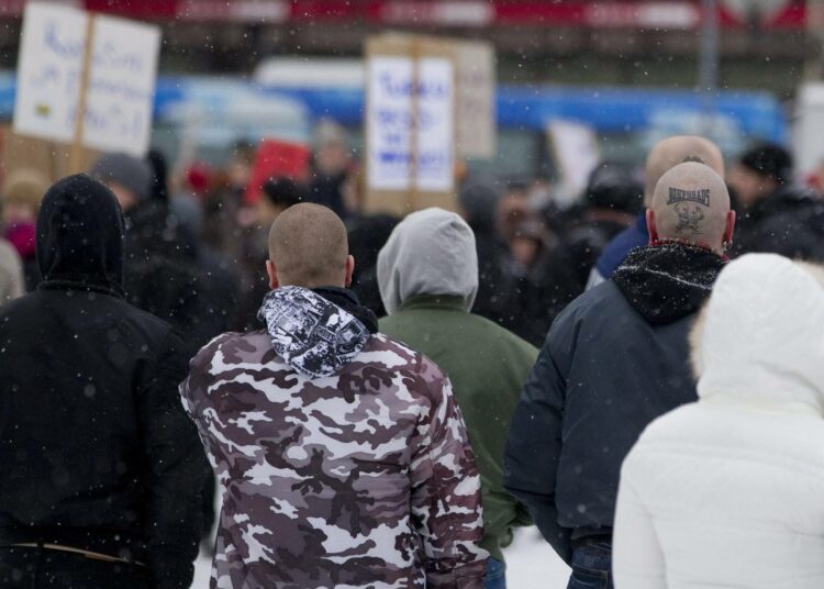 Joukko äärioikeistolaisia seurasi rasisminvastaista kulkuetta Turussa lauantaina 20. marraskuuta 2010.