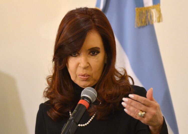 Cristina Fernandéz de Kirchner vierailullaan paavin virkaanastujaisissa Vatikaanissa maaliskuussa.