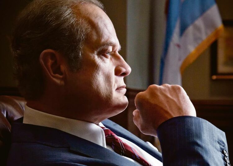 Chicagon pormestari Tom Kane (Kelsey Grammer) on vallan huipulla, kun lääkäri kertoo hänelle murskauutisen.