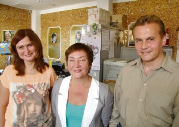 Narodnaja Voljan toimittaja Maria Eismont (vas.), Journalistiyhdistyksen puheenjohtaja Žanna Litvina ja Belsat-kanavan toimittaja Mihail Jantšuk uskaltavat kritisoida Valko-Venäjän vallanpitäjiä.