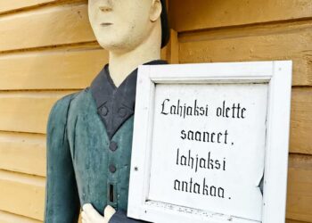 Vetelin vaivaisukko vetoaa kirkossa kävijään.