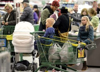 Ennakkotietojen mukaan palkansaajien yhteenlaskettu ostovoima supistui viime vuonna reilun prosentin.