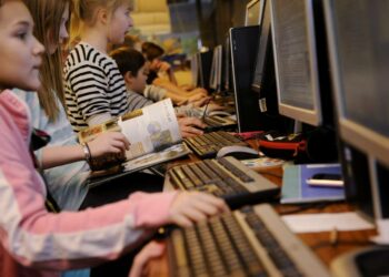 Opetusministeri Kiurun mukaan kohtuullisina pysyvät ryhmäkoot tukevat oppilaiden ja opettajien hyvinvointia, työrauhaa luokissa sekä mahdollistavat jokaisen oppilaan paremman huomioimisen koulutyössä.