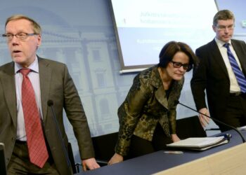 Talouspolitiikan koordinaattori Jukka Pekkarinen (vas.), ylijohtaja Päivi Laajala ja neuvotteleva virkamies Niko Ijäs valtiovarainministeriön tiedotustilaisuudessa julkisen talouden suunnitelmasta Helsingissä 17. maaliskuuta.
