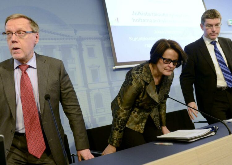 Talouspolitiikan koordinaattori Jukka Pekkarinen (vas.), ylijohtaja Päivi Laajala ja neuvotteleva virkamies Niko Ijäs valtiovarainministeriön tiedotustilaisuudessa julkisen talouden suunnitelmasta Helsingissä 17. maaliskuuta.