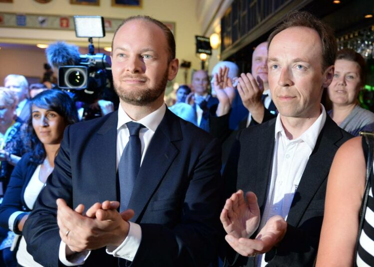 Sampo Terhon ja Jussi Halla-ahon hyväksyminen brittikonservatiivien johtamaan europarlamenttiryhmään kuohuttaa saarivaltakunnassa.