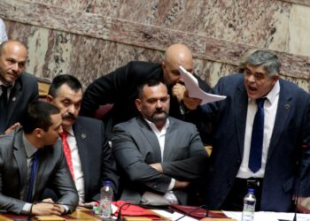 Kultaisen aamunkoiton johtaja Nikos Michaloliakos (oik.) puhumassa parlamentin istunnossa kesäkuussa.