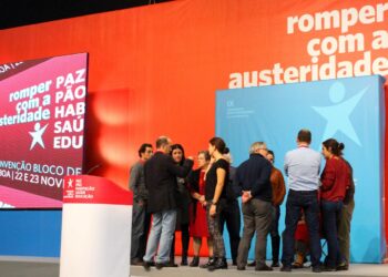 Kokouslavalla neuvotellaan, äänet ovat juuri menneet tasan valinnoissa. Puolen tunnin kuluttua piti päätöspuheen toinen vanhoista puheenjohtajista, João Semedo, mutta puheenjohtajan valinta siirrettiin ensi sunnuntaiksi.