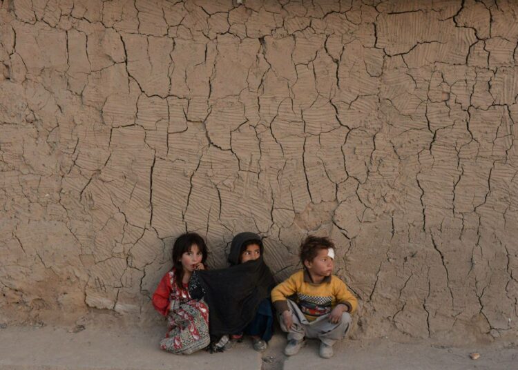 Maan sisäisiin pakolaisiin kuuluvia lapsia Kabulissa.