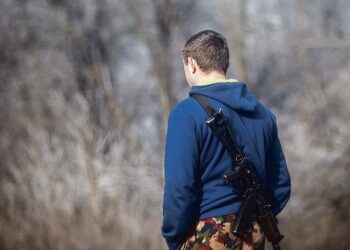 Ukrainan vakinaisen armeijan varusteet ovat silminnähden puutteelliset. Kalašnikovin lisäksi monelle ei ole riittänyt edes maastopukua.