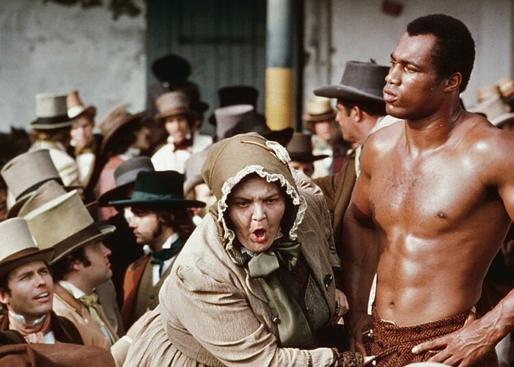 Mandingo on osin Quentin Tarantinon Djangon ansiosta kulttimaineeseen noussut elokuva 1840-luvun orjaplantaasista. Kuvassa oikealla Ken Norton.