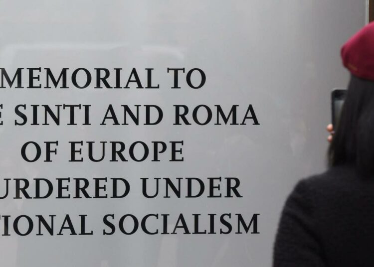 Berliinissä on muistomerkki natsien murhaamien arviolta puolen miljoonan romanin muistoksi.