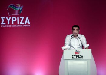 Kreikan pääministeri Alexis Tsipras on ajautunut ihmeelliseen tilanteeseen. Hän joutui neuvottelemaan ankaran tukipaketin, josta ei pidä. Tsiprasin Syriza-puolue on jakautunut suhteessa tukipakettiin.