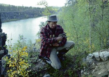 Risto Jarvan viimeiseksi ohjaustyöksi jäänyt elokuva kertoo mainosmies Vata-sesta (Antti Litja), joka väsyy nykyaikaiseen yhteiskuntaan ja palaa luontoon.