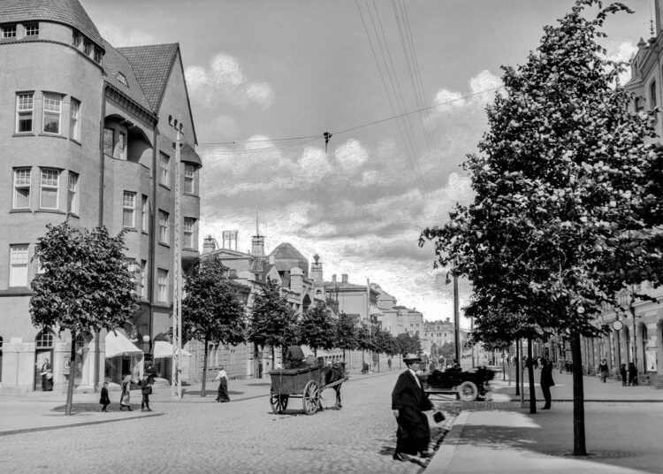 Gustav Arvidssonin valokuvissa esiintyy 1910-luvun Tampere. Ensimmäisessä kuvassa on Hämeenkatua, vasemmalla kauppias Johan Blomin talo.