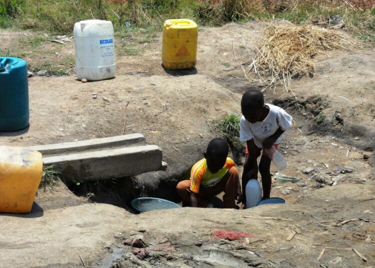 Zimbabwelaisia lapsia vedenhakumatkalla.