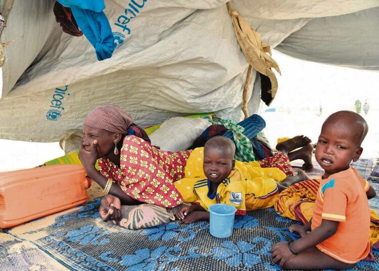 Boko Haramin väkivaltaa paennut perhe tilapäissuojassa. Pakolaisia on enemmän kuin koskaan, 65 miljoonaa.