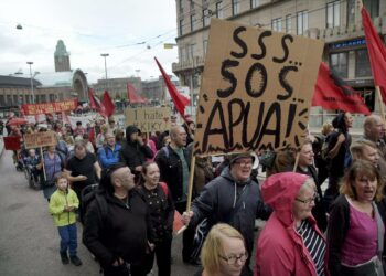 Hallituksen budjettiesitys siirtää tuhansia köyhyysrajan alapuolelle.