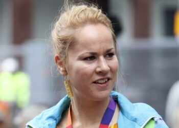 Hanna Sarkkinen yleisötilaisuudessa kävelykadulla vasemmistoliiton eduskuntaryhmän kesäkokouksessa Jyväskylässä elokuussa.